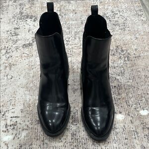 Zara Black Chelsea Boots Sleek Leather Design